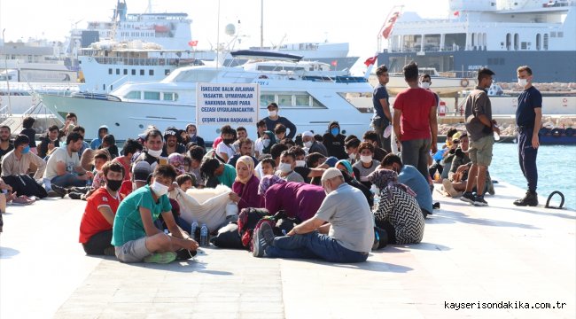 Ege Denizi'nde motoryatları su alan düzensiz göçmenleri, kuru yük gemisi kurtardı 