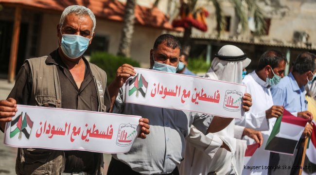 Gazzeliler, selden etkilenen Sudan halkıyla dayanışma gösterisi düzenledi