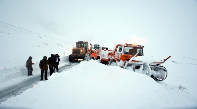 Muş'ta karayolları ekipleri, karda mahsur kalan araçları kurtardı 