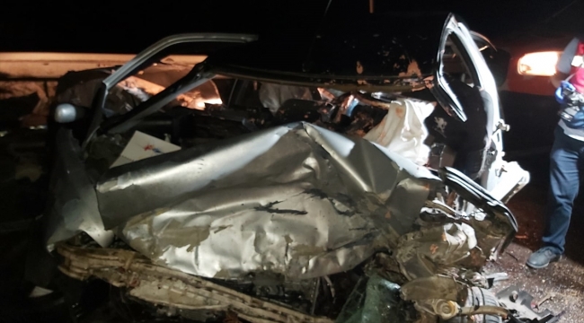 Bursa'da tırın dorsesinden düşen demir balyalarına çarpan otomobilin sürücüsü öldü