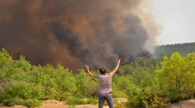 Manavgat'taki orman yangınına havadan ve karadan müdahale sürüyor