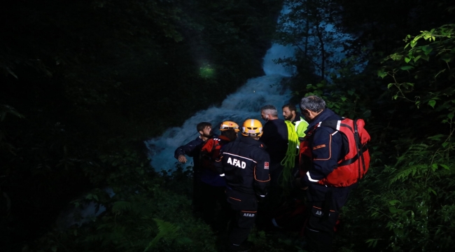 Rize'de çay bahçesinde mahsur kalan 6 kişi, AFAD ekiplerince kurtarıldı