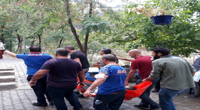 Tunceli'de kayalıkta mahsur kalan kadını AFAD ekibi kurtardı
