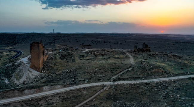 Zerzevan Kalesi'nin gün batımı fotoğrafları sergilere ilham kaynağı oluyor