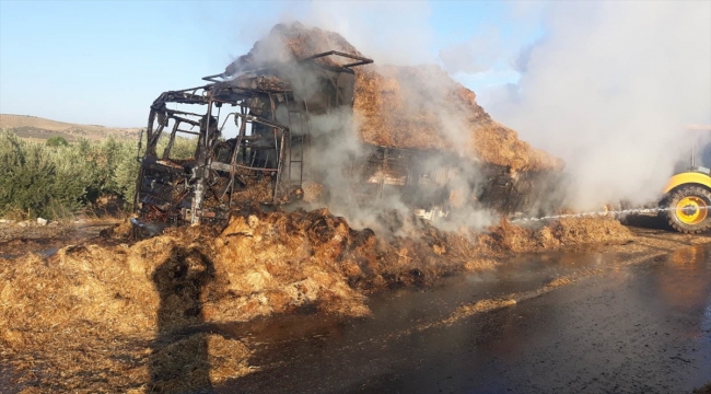 Manisa'da kamyonetin kamyona çarpması sonucu çıkan yangında 1 kişi öldü