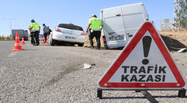 Siirt'te minibüsle otomobilin çarpışması sonucu 9 kişi yaralandı