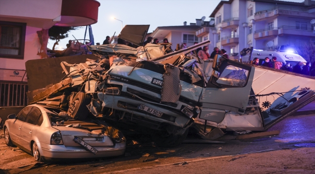 Başkentte freni boşalan kamyon araçları ezdi