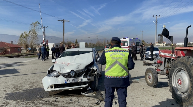 Erzincan'da traktöre çarpan otomobildeki 5 kişi yaralandı