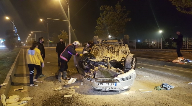 Malatya'da takla atan araçtaki 2 kişi yaralandı