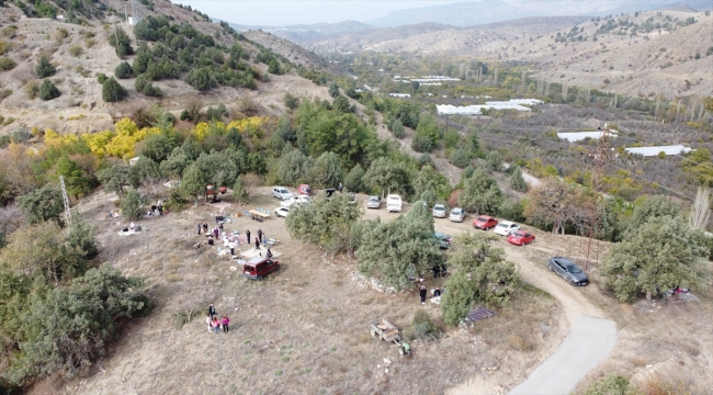 Manavların yaşadığı tarihi köyün sakinleri "Erenler Tepesi'ni" boş bırakmıyor