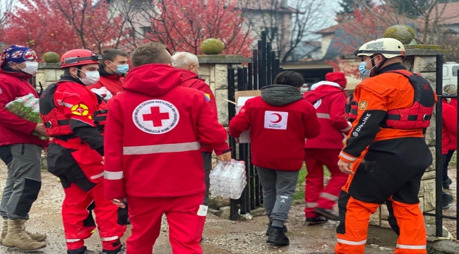 Türk Kızılaydan Bosna Hersek'te sel bölgelerindeki ekiplere gıda ve su yardımı