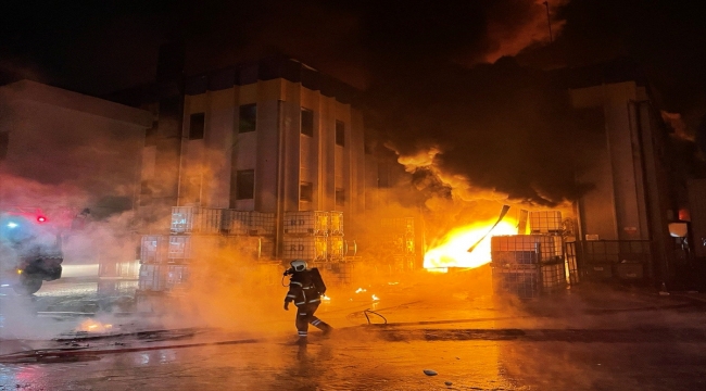 Bursa'da fabrikada çıkan yangına müdahale ediliyor