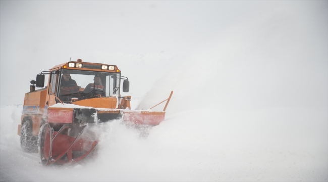 Tunceli'de kar ve tipi ulaşımı aksattı