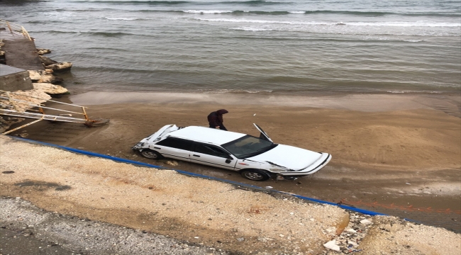 Mersin'de kumsala devrilen otomobili itfaiye çıkardı