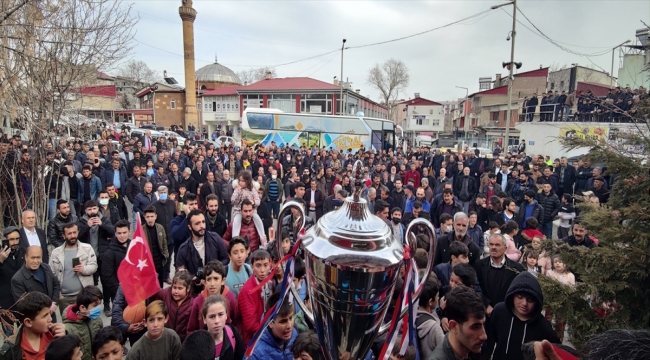 Voleybol AXA Sigorta Efeler Ligi'ne yükselen TÜRŞAD'a coşkulu karşılama